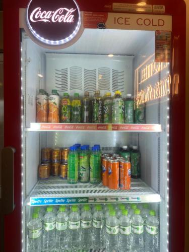 una nevera llena de botellas de refresco en Thiên Phước Hotel, en Ho Chi Minh