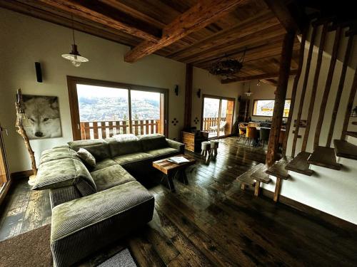 un salon avec un canapé et une table dans l'établissement LatipiK - Chalet à La Plagne, à La Plagne Tarentaise