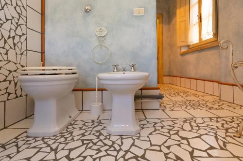 a bathroom with a toilet and a sink at San Giovanni Residence in Peccioli