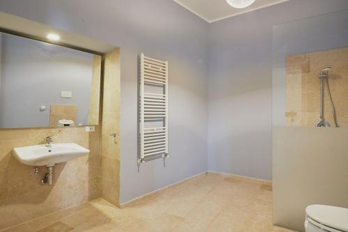 a bathroom with a sink and a toilet at Aurispa 143 con piscina Noto centro in Noto