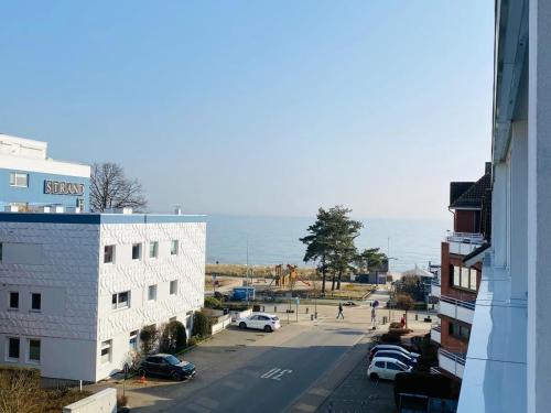 a view of a street with a building and the ocean at Nellie´s Nest in Scharbeutz