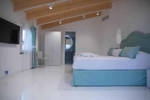 a bedroom with two beds in a room at Hotel Villa Pandora in Maiori