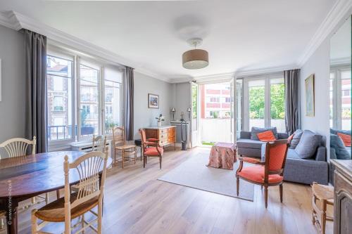 un salon avec une table et un canapé dans l'établissement Appartement - Roland-Garros & Parc des Princes, à Boulogne-Billancourt