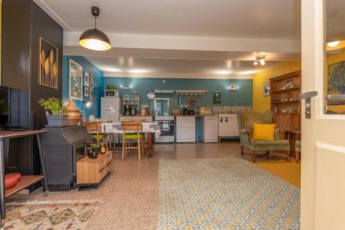 un salon avec une cuisine et une salle à manger dans l'établissement A l'Ombre du Cèdre - Grand Jardin, à Collonge-en-Charollais