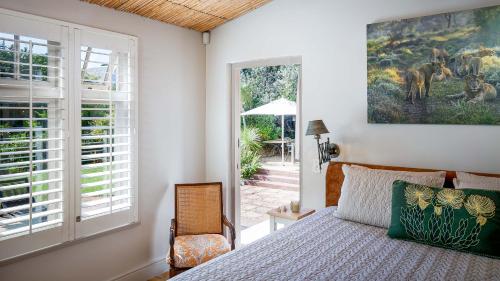 Ένα ή περισσότερα κρεβάτια σε δωμάτιο στο Kloof House - with solar backup power