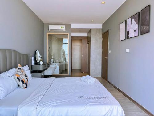 Una cama o camas en una habitación de CSJ TOWER - CSJ Apartment Luxury SeaView Vung Tau City - Căn Hộ Du Lịch Biển Vũng Tàu