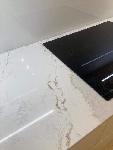 a white marble counter top with dirt on it at Refúgio da praia in Tocha