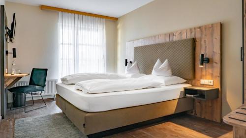 Postel nebo postele na pokoji v ubytování Hotel & Restaurant Post