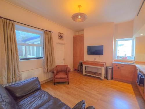 una sala de estar con un sofá y una mesa en Central Wellington Apartment with Courtyard, en Hastings