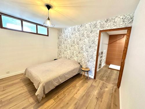 une chambre avec un lit dans une pièce dans l'établissement Appartement pour 6 personnes au coeur de Berck-Plage, à Berck-sur-Mer