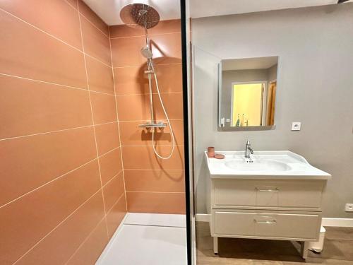 une salle de bain avec douche et lavabo dans l'établissement Appartement pour 6 personnes au coeur de Berck-Plage, à Berck-sur-Mer