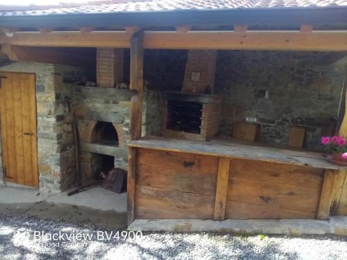 an outdoor kitchen with a brick oven in a building at SEGARATI RELAX la Romantica in Bardi