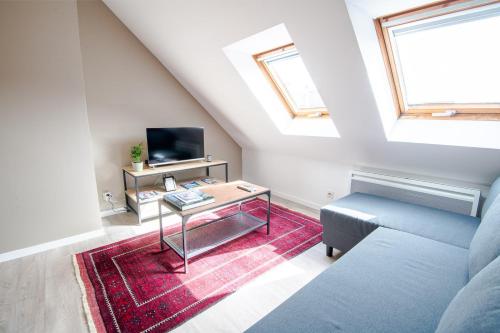 un salon avec un canapé et une table dans l'établissement Le Duplex de Richelieu, à Tours