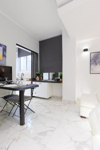 Elegant escapes plaka