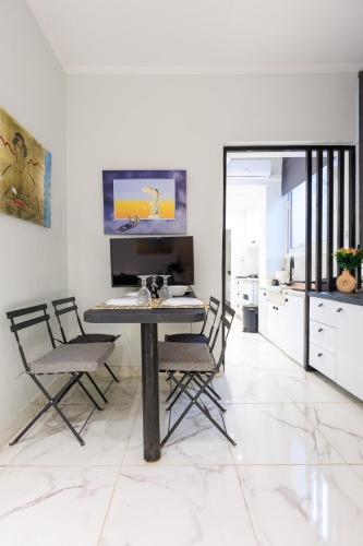 Elegant escapes plaka