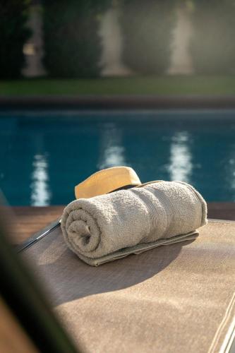 a towel sitting on the edge of a swimming pool at Vietnam House in Barcelos