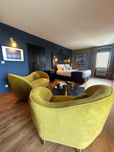 a hotel room with a bed and two chairs at A Villa di Rutali in Rutali