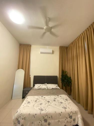 a bedroom with a bed and a ceiling fan at RC Homestay Bestari in Sungai Lalang