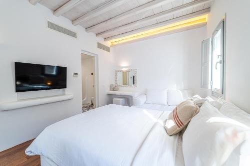 Postel nebo postele na pokoji v ubytování Anthis Villas Mykonos