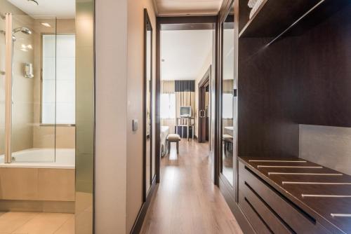 Un baño con bañera, inodoro y lavabo. en Hotel Mercader, en Madrid