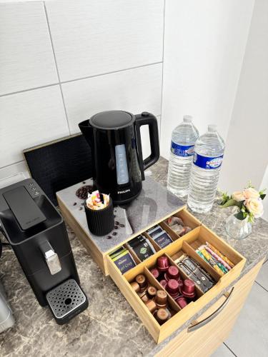 une cafetière assise sur un comptoir à côté d'une cafetière dans l'établissement Appartement des 3 pays. 2 mn de Bâle+ Free parking, à Saint-Louis