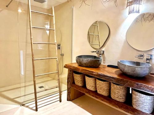 une salle de bain avec deux lavabos et un miroir dans l'établissement Coco Beach, à Carqueiranne