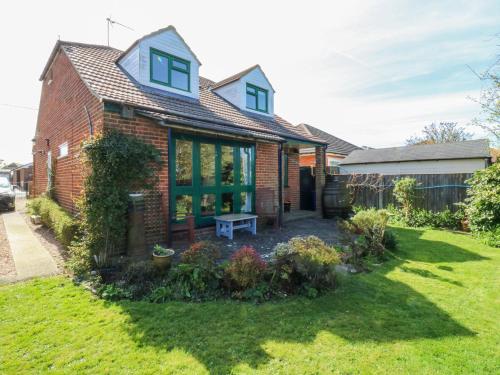 a brick house with a garden in the yard at Twynholm in Sheerness