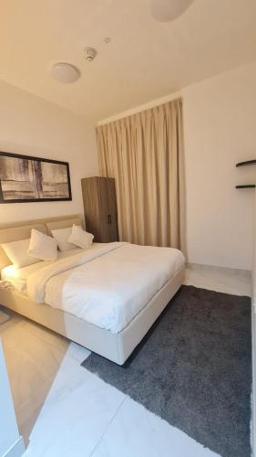 Ένα ή περισσότερα κρεβάτια σε δωμάτιο στο 1 Bhk apartment Deira