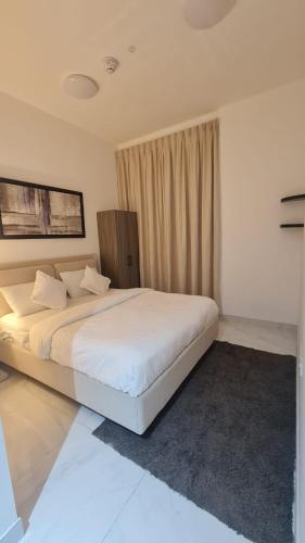 Ένα ή περισσότερα κρεβάτια σε δωμάτιο στο 1 Bhk apartment Deira