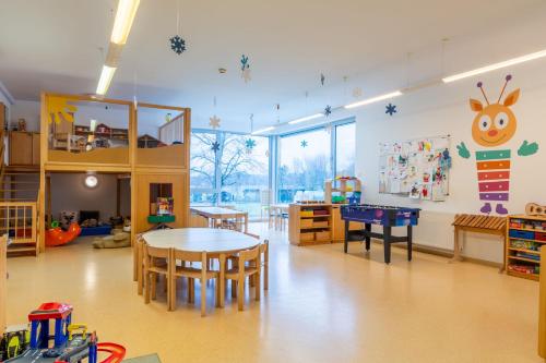 a room with a table and chairs and a classroom at Hotel Xylophon - inklusive Thermeneintritte in Lutzmannsburg