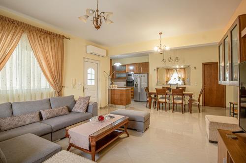una sala de estar con un sofá y una mesa en Tasos House, en Kremasti