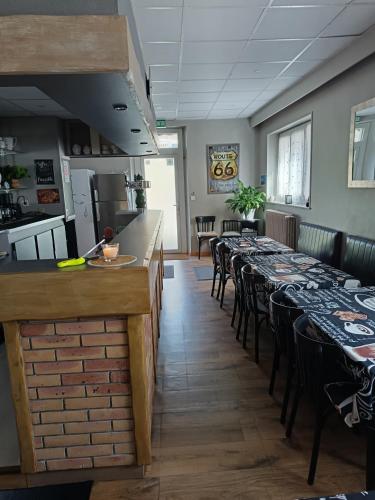 une salle à manger avec des tables et des chaises dans un restaurant dans l'établissement Gite le Buron, à La Bourboule
