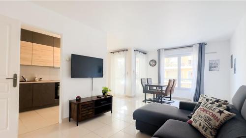 un salon avec un canapé et une table et une cuisine dans l'établissement nice two rooms, à Nice