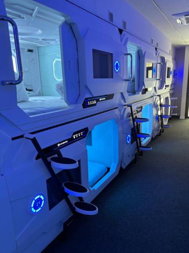 格拉纳达Futurotel Granada Space Spa的一个空的医院房间,有蓝色的灯光