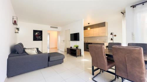 un salon avec un canapé et une table dans l'établissement nice two rooms, à Nice