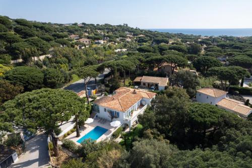 vue aérienne d'une maison avec piscine dans l'établissement Domaine l'Oiseau Bleu, 800 m from the Beach in Sainte-Maxime, à Sainte-Maxime