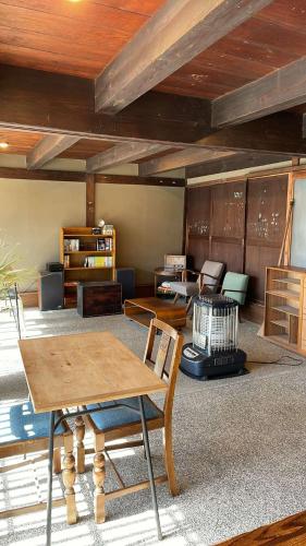 東御市にあるまるごとの木製のテーブルと椅子のあるリビングルーム