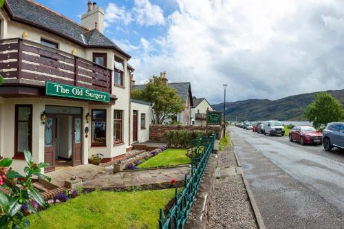 una strada in una piccola cittadina con auto parcheggiate di Old Surgery Guest House a Ullapool