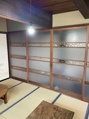 東御市にあるまるごとの壁に木製の棚が備わる部屋
