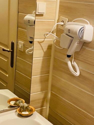 - une salle de bains pourvue d'un téléphone et d'une assiette de nourriture dans l'établissement Home SAINT MICHEL, à Pontorson