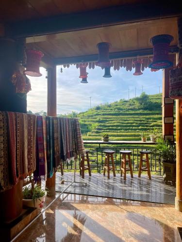 a room with a table and chairs and a view at Hiếu Hương Homestay in Lũng Tiềm