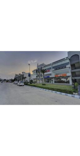 a city street with cars parked in front of buildings at Hotel Super Townhouse Omaxe Eternity vrindavan near Prem Mandir in Vrindāvan