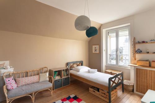 une chambre avec un lit, une chaise et une fenêtre dans l'établissement La Servannaise - A 600 de la plage, à Saint-Malo