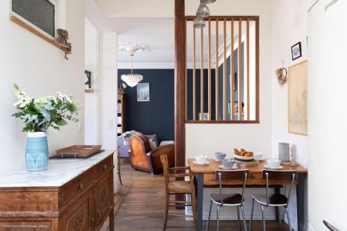 un salon avec une table et des chaises et une salle à manger dans l'établissement La Servannaise - A 600 de la plage, à Saint-Malo