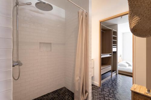 une salle de bain avec douche et miroir dans l'établissement La Servannaise - A 600 de la plage, à Saint-Malo