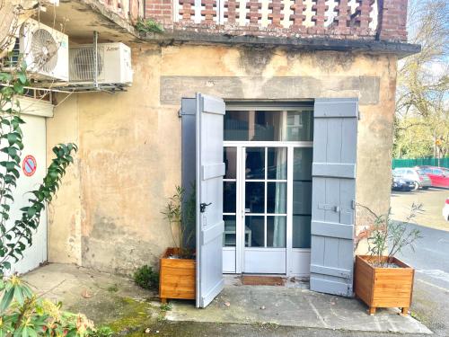 an entrance to a building with a blue door at " Studio Vasconia " Hyper Centre - Mezzanine -Wifi in Muret
