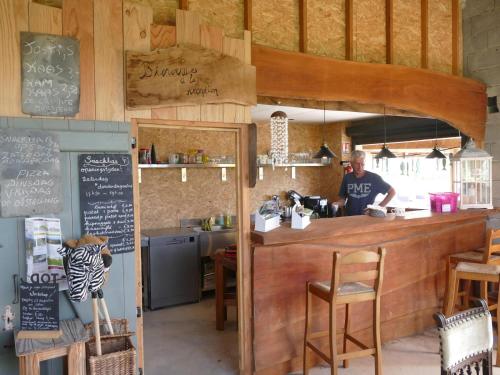 Un homme debout à un comptoir dans une cuisine dans l'établissement Chalet l 'Hirondelle Le Petit Montperroux, à Saint-Didier-sur-Arroux