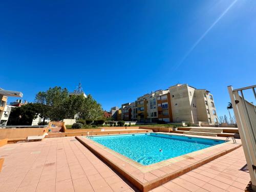 une grande piscine dans une ville avec des immeubles dans l'établissement Appartement - Cap d'Agde, au Cap d'Agde
