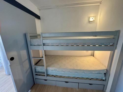 une petite pièce avec deux lits superposés dans l'établissement Appartement - Cap d'Agde, au Cap d'Agde