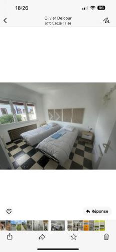 a bedroom with a bed and a checkered floor at Maison conviviale à Camiers - 60 m² avec jardin paisible in Camiers